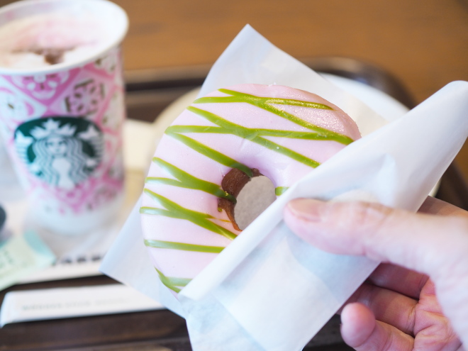 桜抹茶ドーナツ