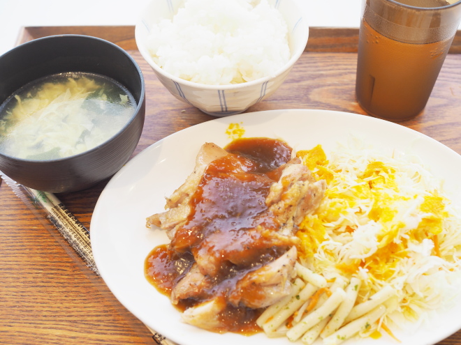 舞洲食堂のメニューのチキンステーキ・和風オニオンソース