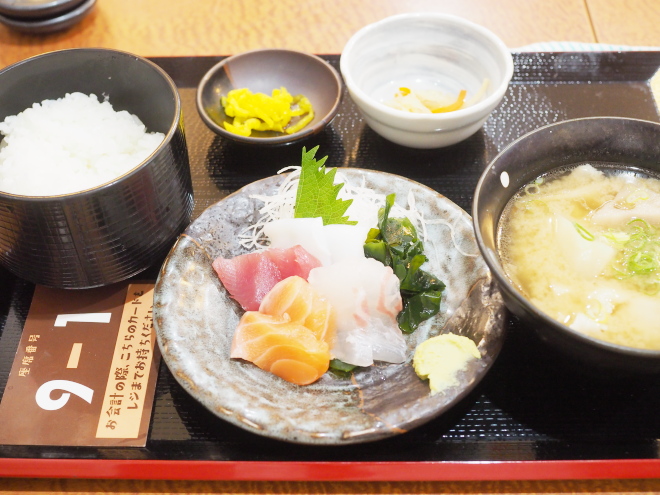 お造りと豚汁定食＠海鮮と日本酒・魚右衛門